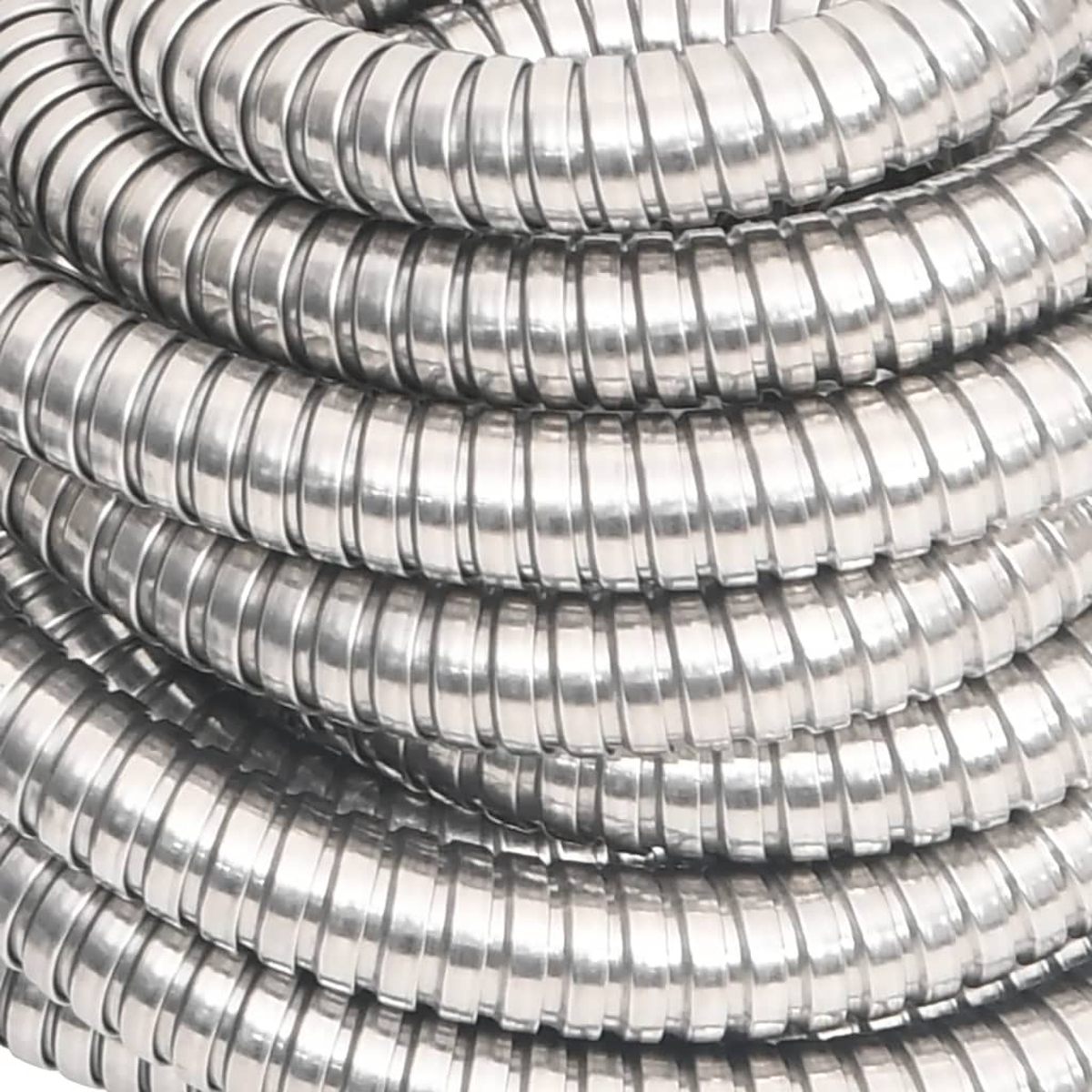 Eine Nahaufnahme einer gewundenen silbernen Metallschlauchleitung mit segmentierten Rillen.