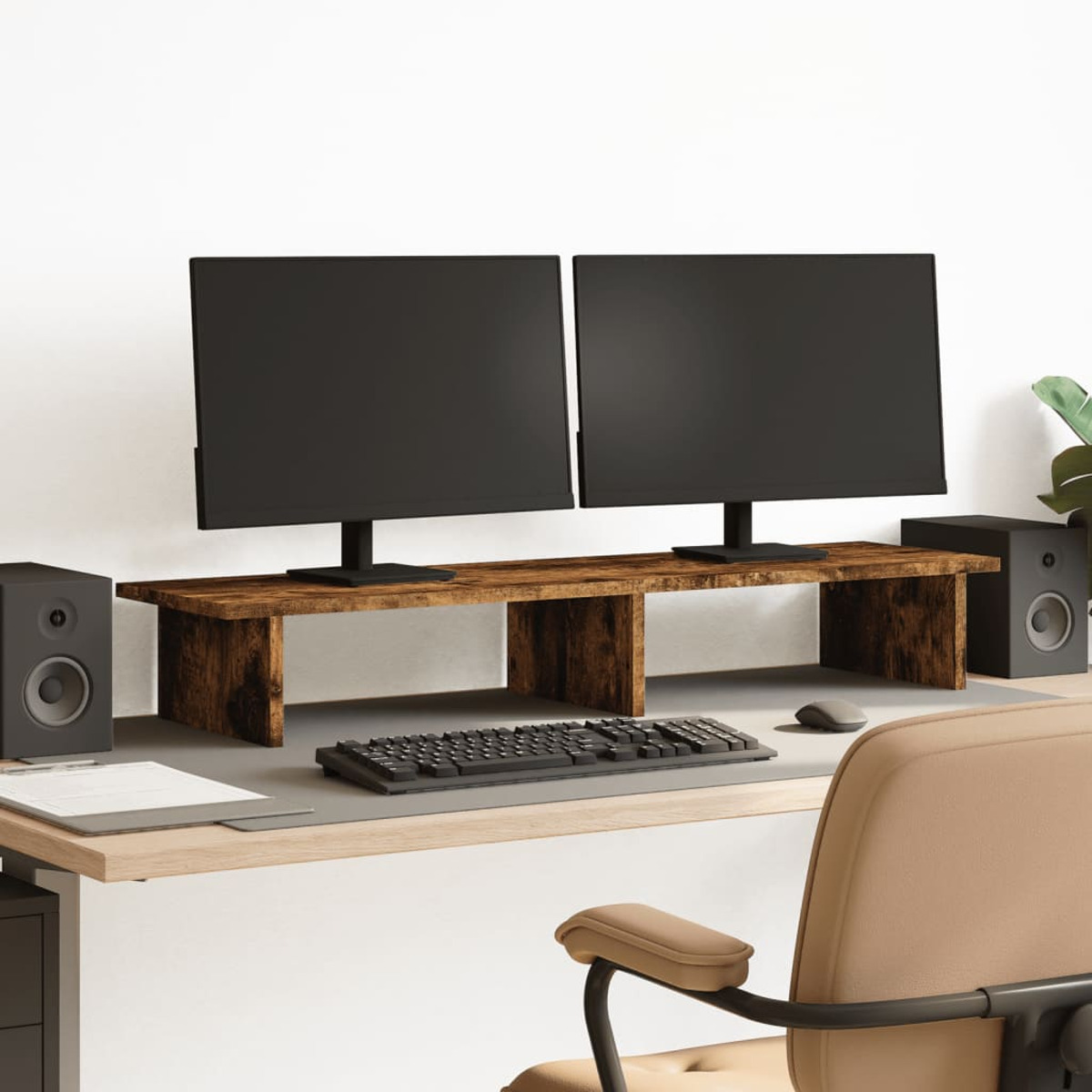 Zwei schwarze Monitore stehen auf einem Holzständer über einer Tastatur und Maus.