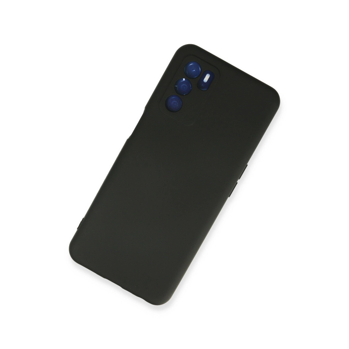 Üçlü kamera ve flaşlı siyah telefon kılıfı, beyaz zeminde.