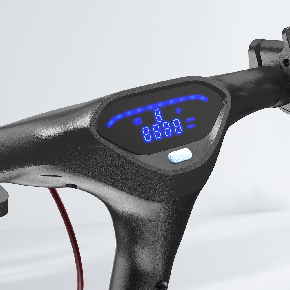 Zbliżenie kierownicy hulajnogi z cyfrowym wyświetlaczem i niebieskim podświetleniem.
