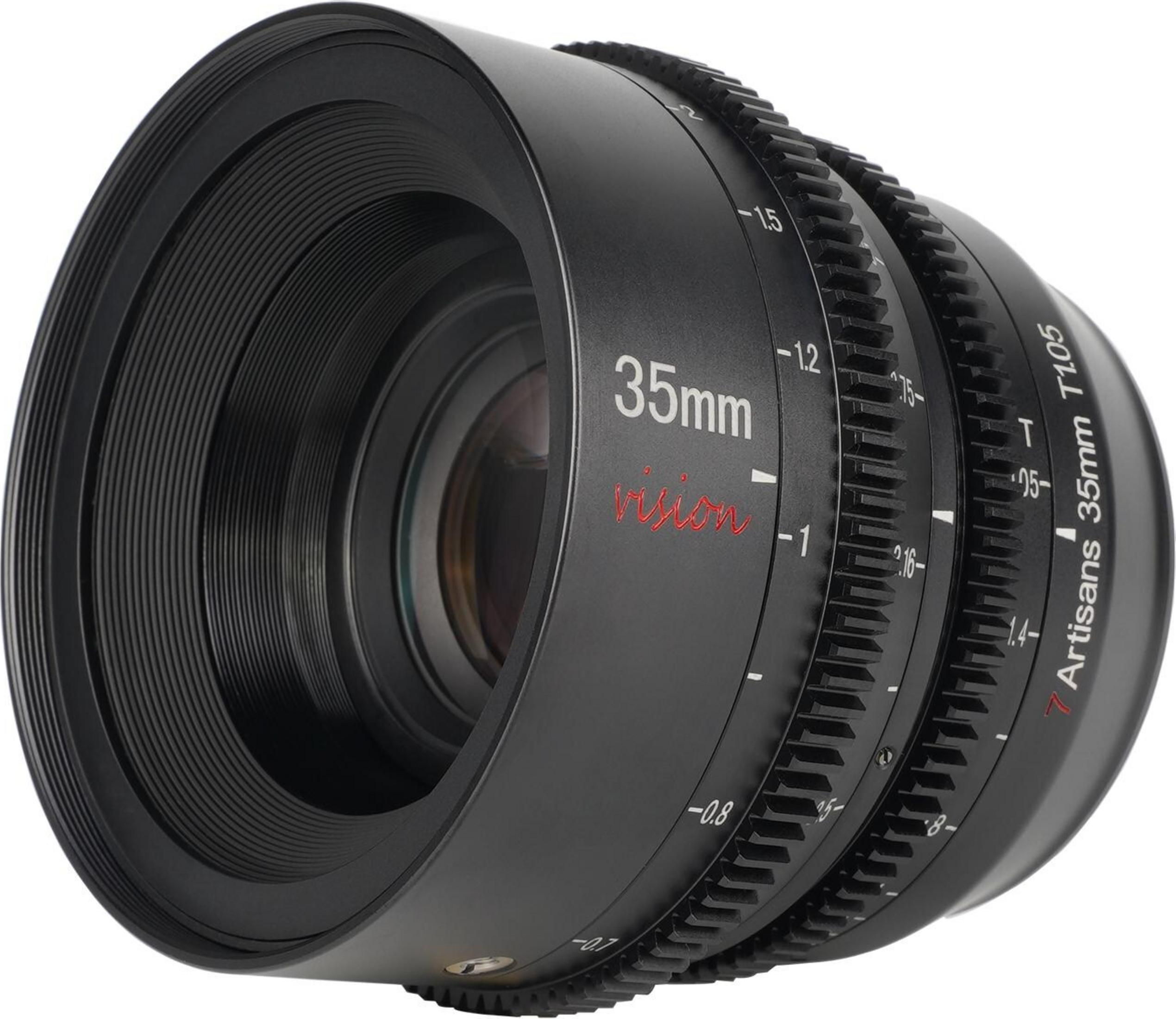 Een zwarte 35mm lens met rode "vision" tekst en focusmarkeringen.