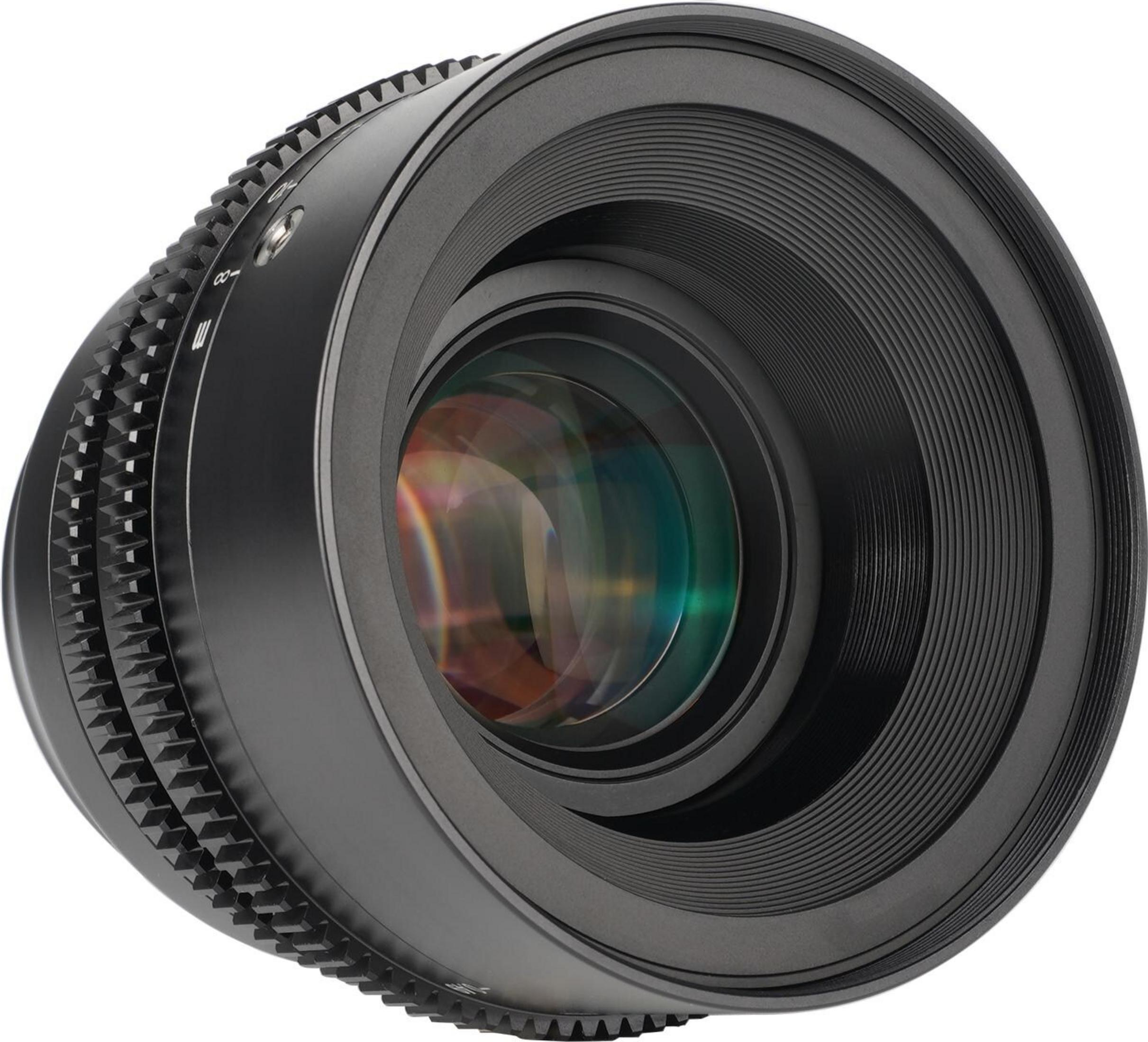 Een zwarte cameralens met focus- en diafragmaringen, close-up.