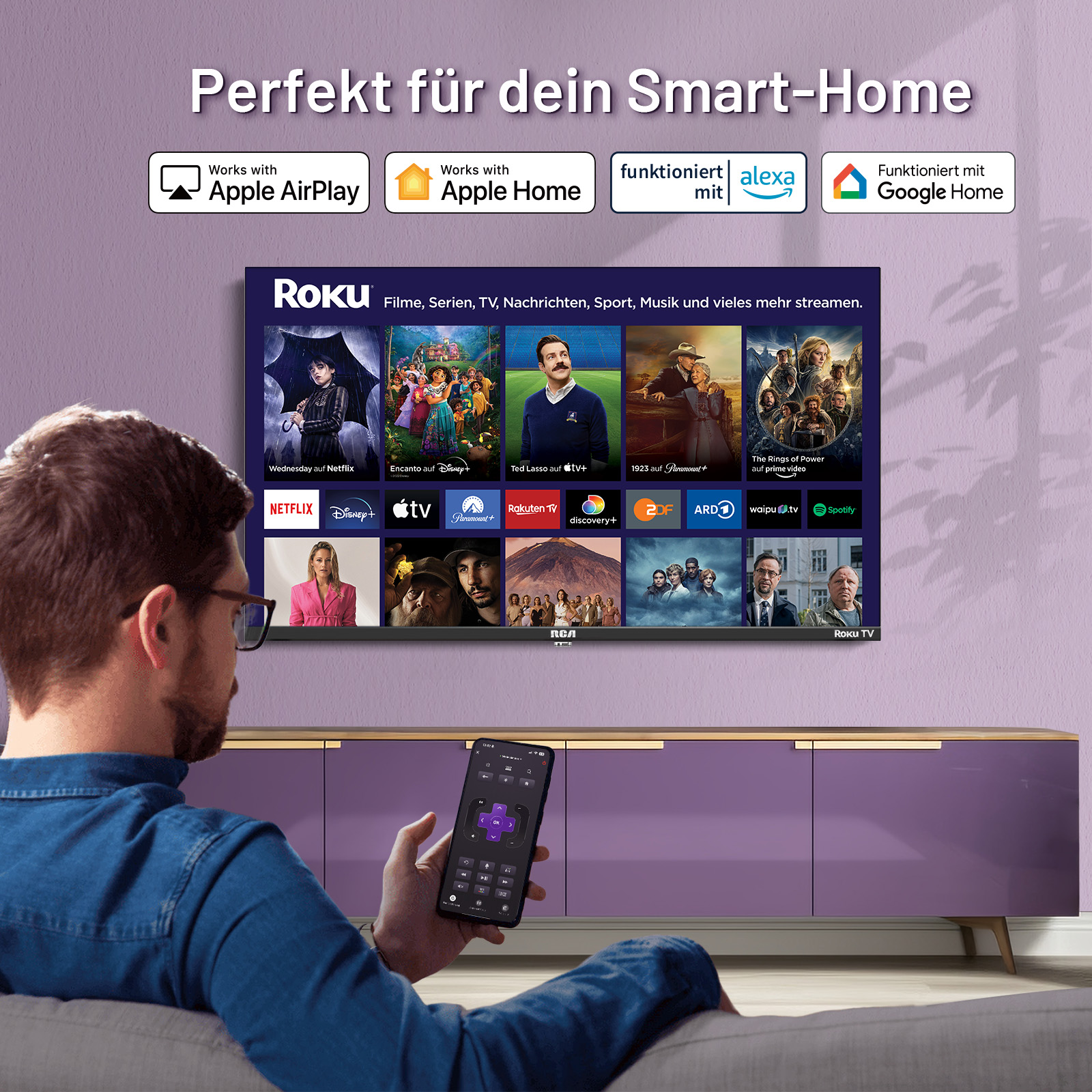 Mann schaut auf Roku TV mit vielen Streaming-Apps. Funktioniert mit Apple, Alexa, Google.