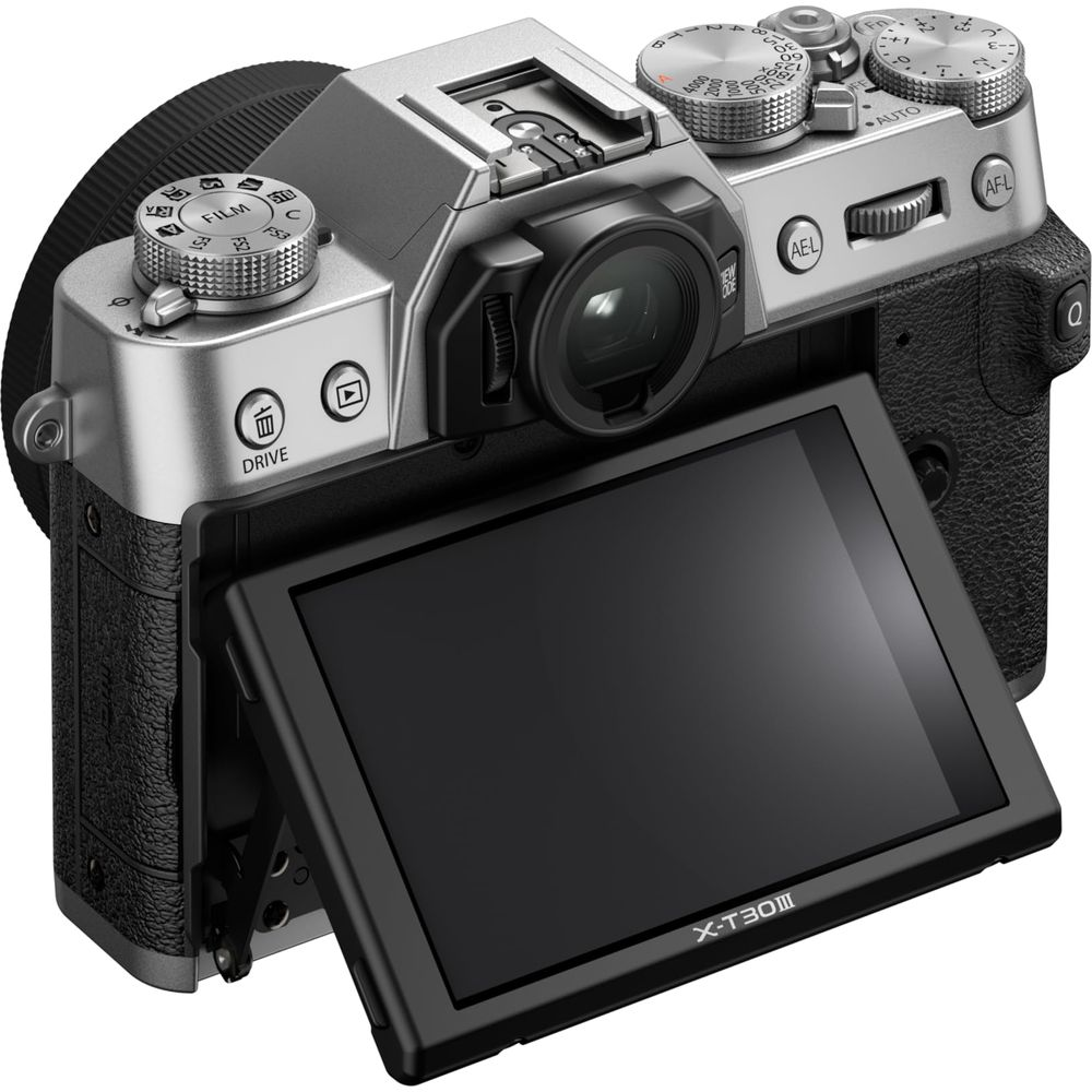 Silberne Fujifilm X-T30II Kamera mit ausklappbarem Bildschirm. Oberseite mit Knöpfen sichtbar.