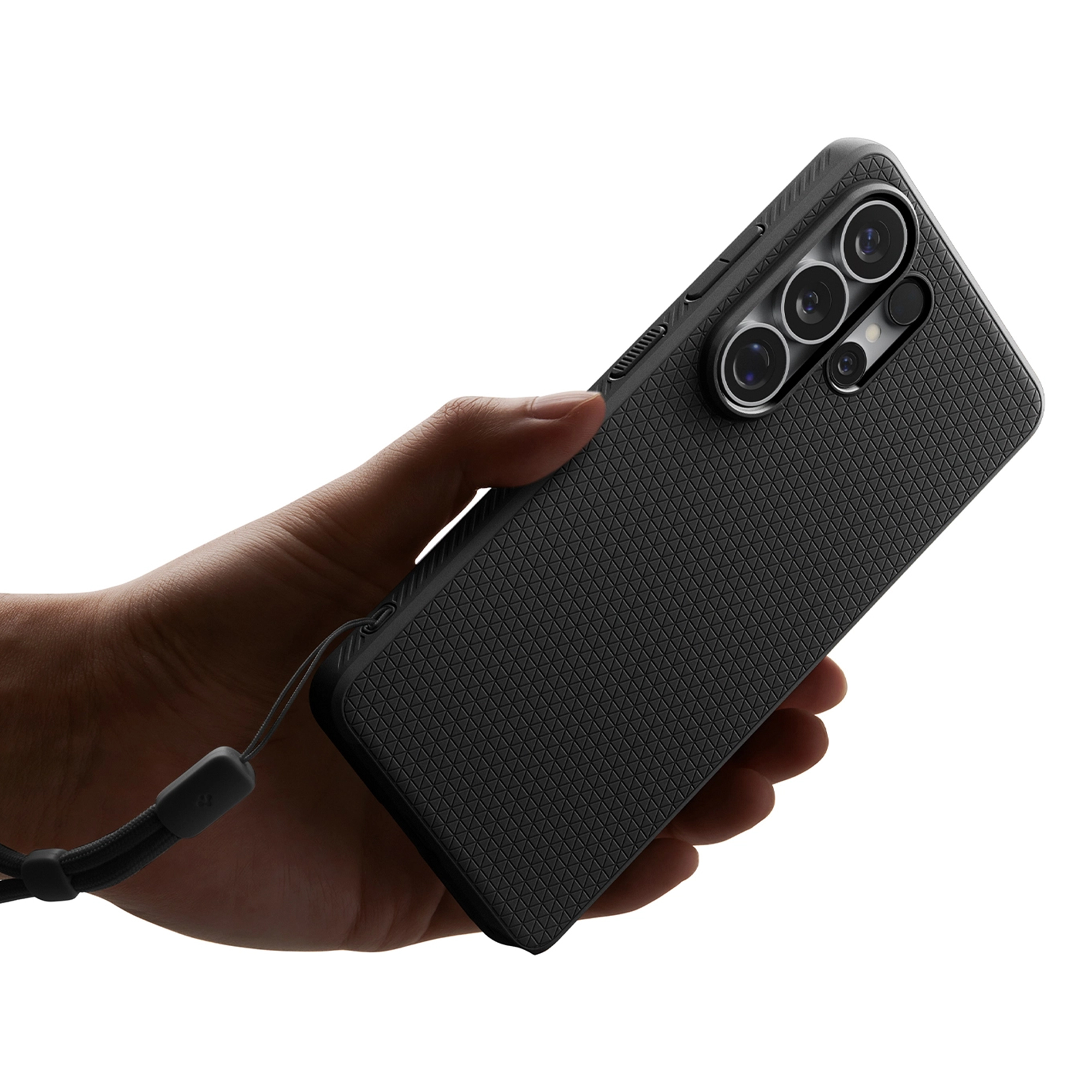 Een hand houdt een zwarte telefoon met een getextureerde hoes en polsband vast.