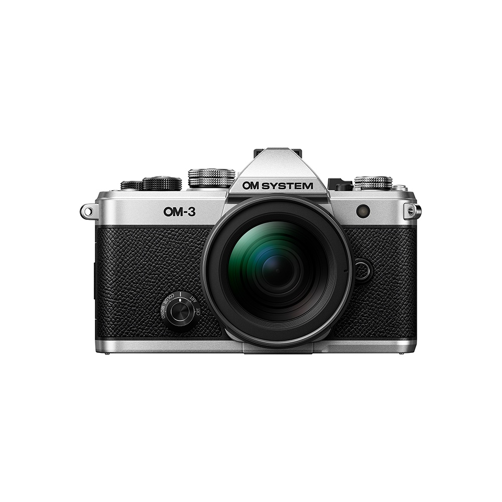 Zilveren OM-3 camera met zwarte grip en lens, OM SYSTEM logo bovenop.