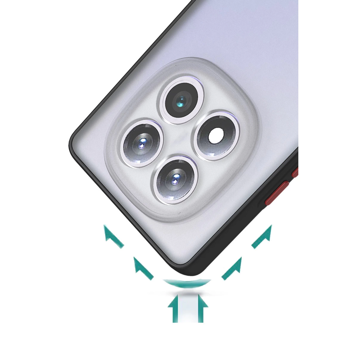 Dört lensli telefon arka kamera modülünün yakın çekimi, beyaz arka plan.