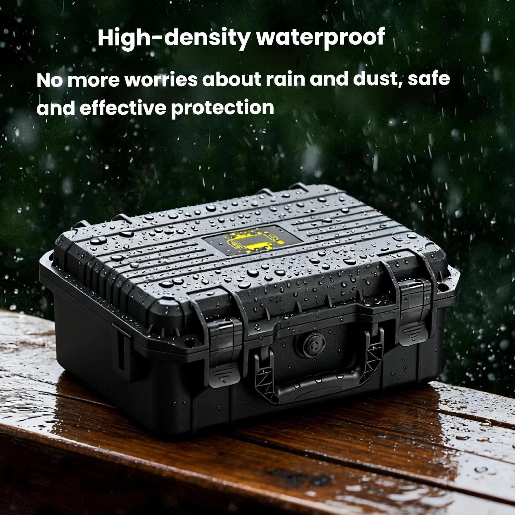 Estuche negro impermeable con gotas de agua sobre mesa de madera bajo la lluvia.