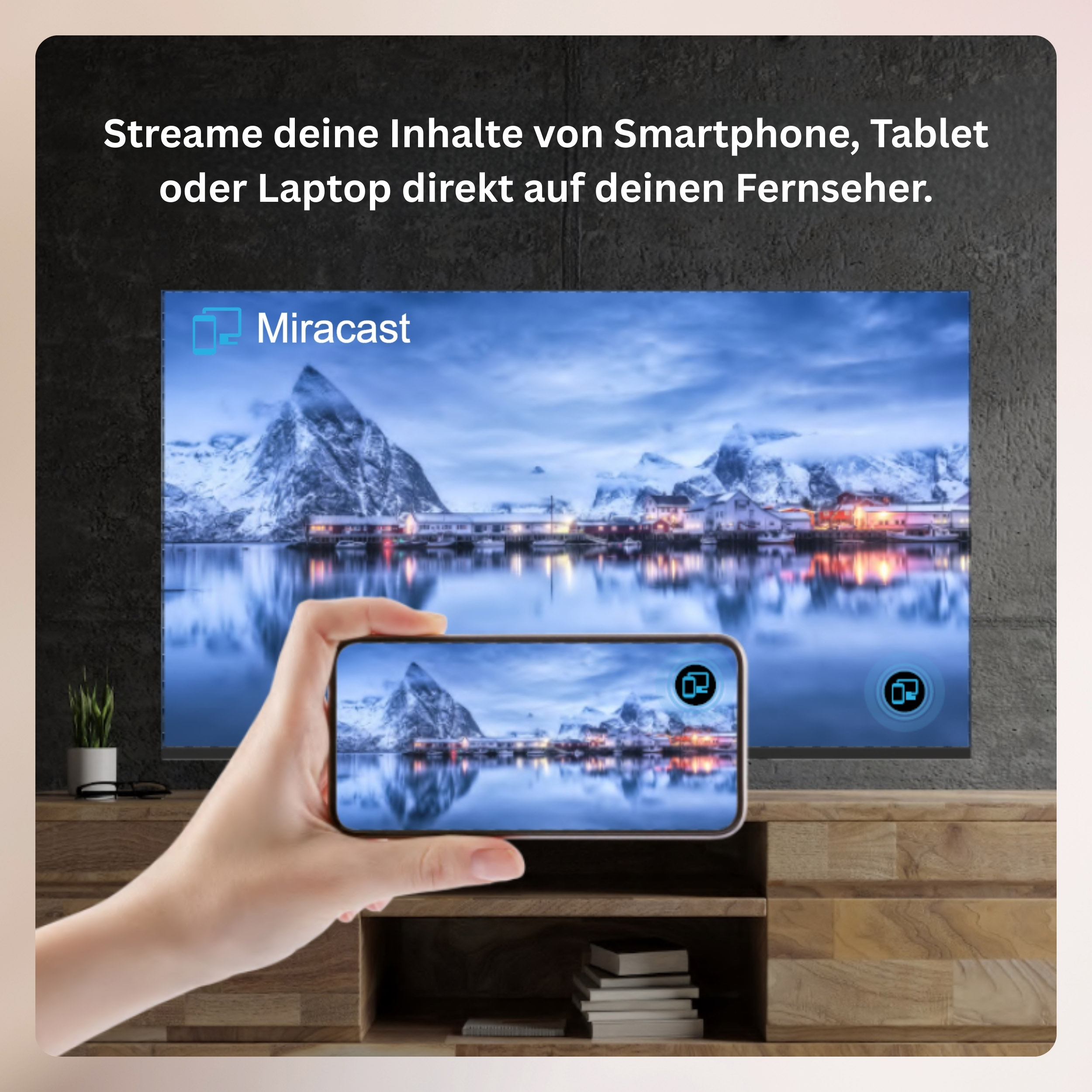 Hand hält Smartphone vor Fernseher mit Miracast-Logo und Bergmotiv.