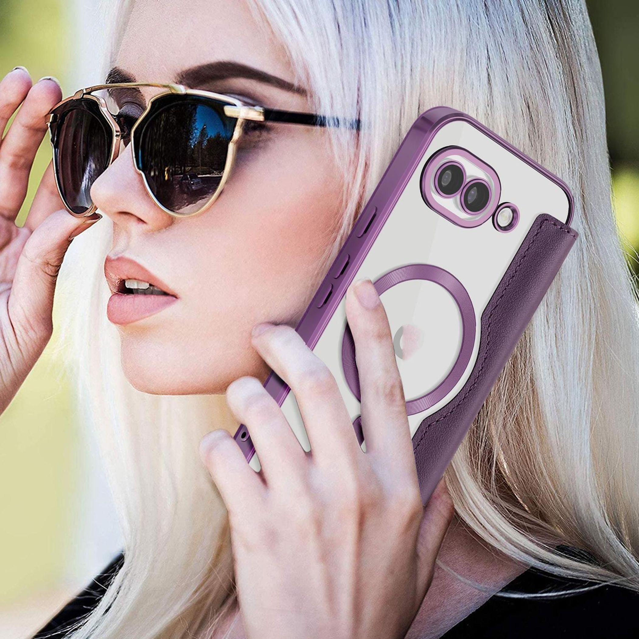 Una mujer con pelo rubio y gafas de sol sostiene una funda de teléfono morada.