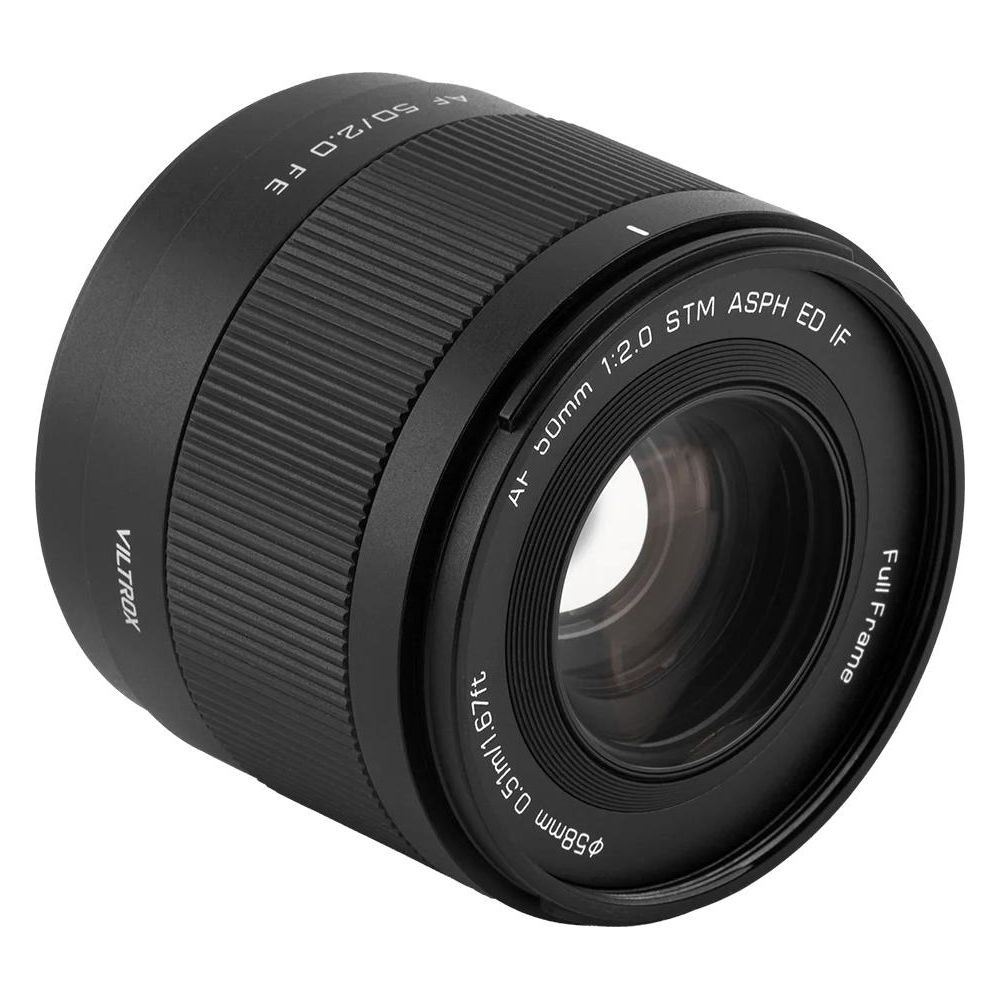 Un obiettivo Viltrox AF 50mm 1:2.0 nero con ghiera di messa a fuoco e apertura.