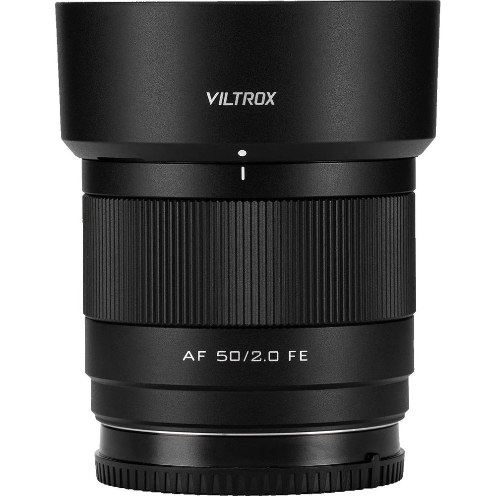 Un obiettivo Viltrox nero con etichetta AF 50/2.0 FE.