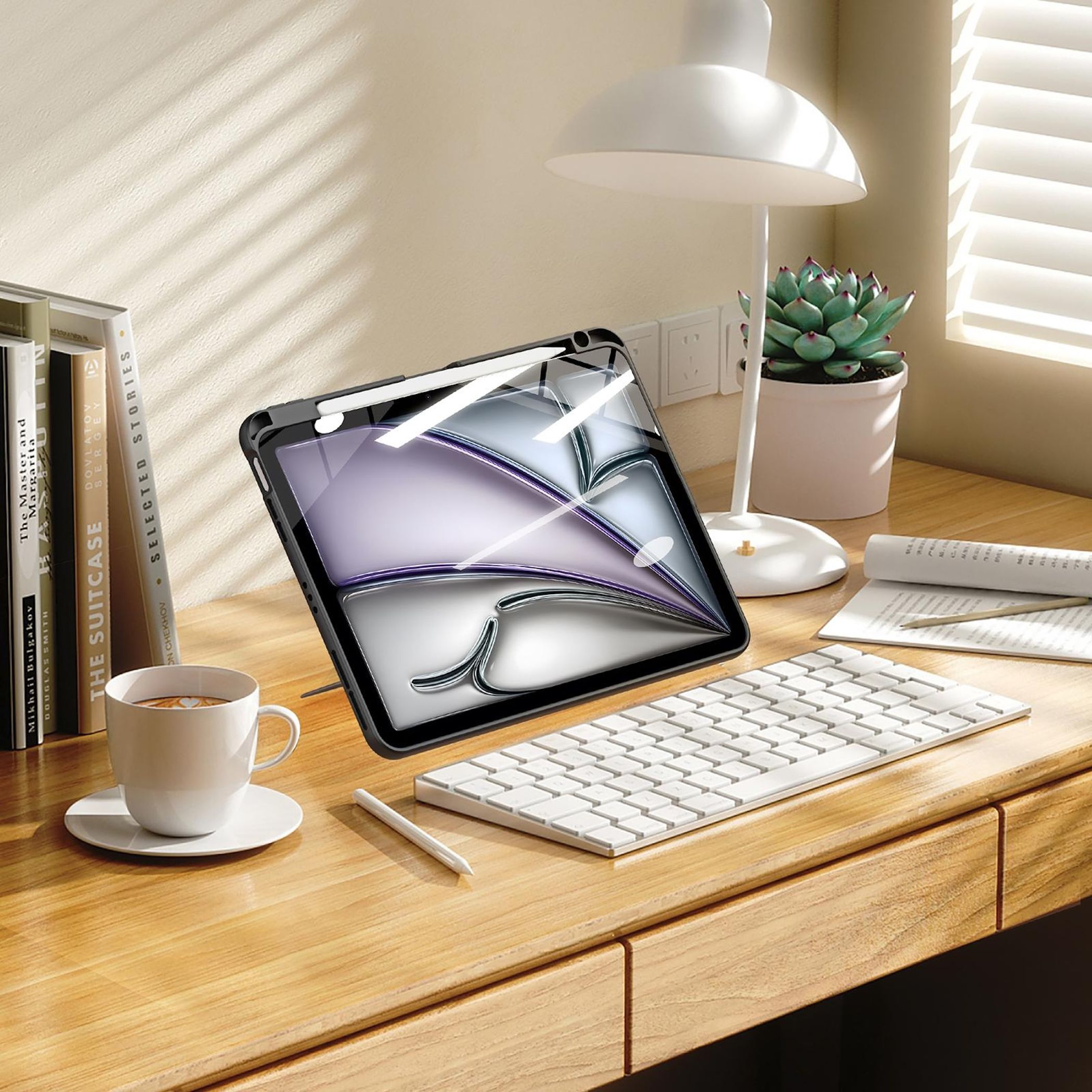 Ein Tablet, Tastatur, Tasse Kaffee und Bücher auf einem Holzschreibtisch.