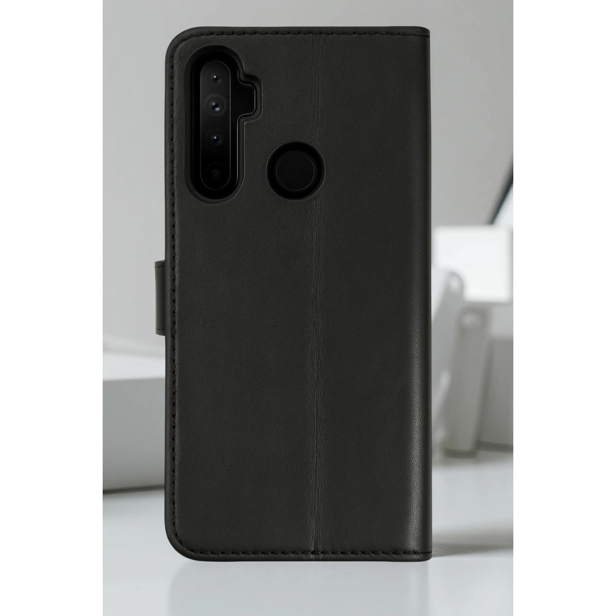 Kamera kesimli ve parmak izi sensörlü siyah deri telefon kılıfı.