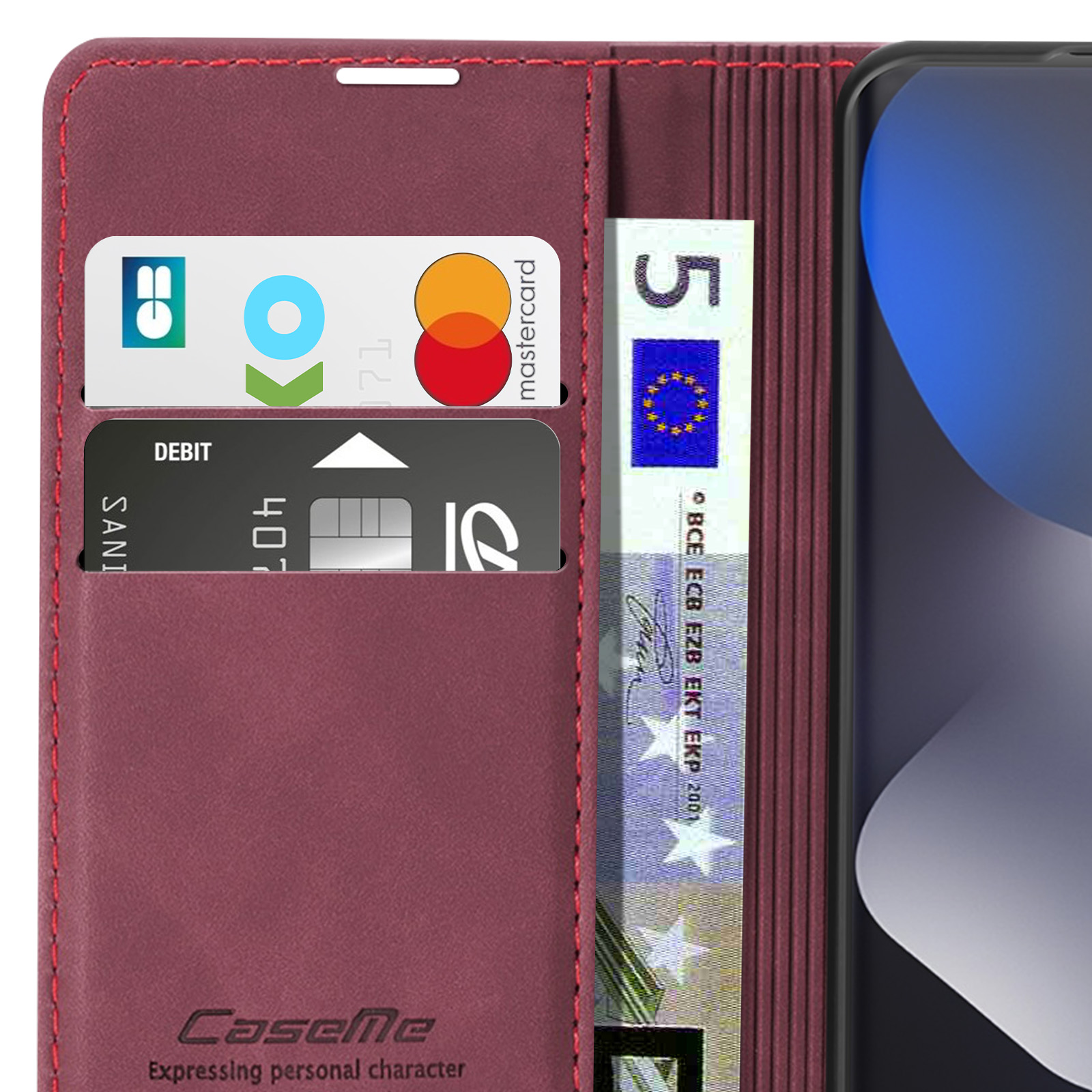 Un portafoglio rosso scuro con carte di credito e una banconota da 5 euro.