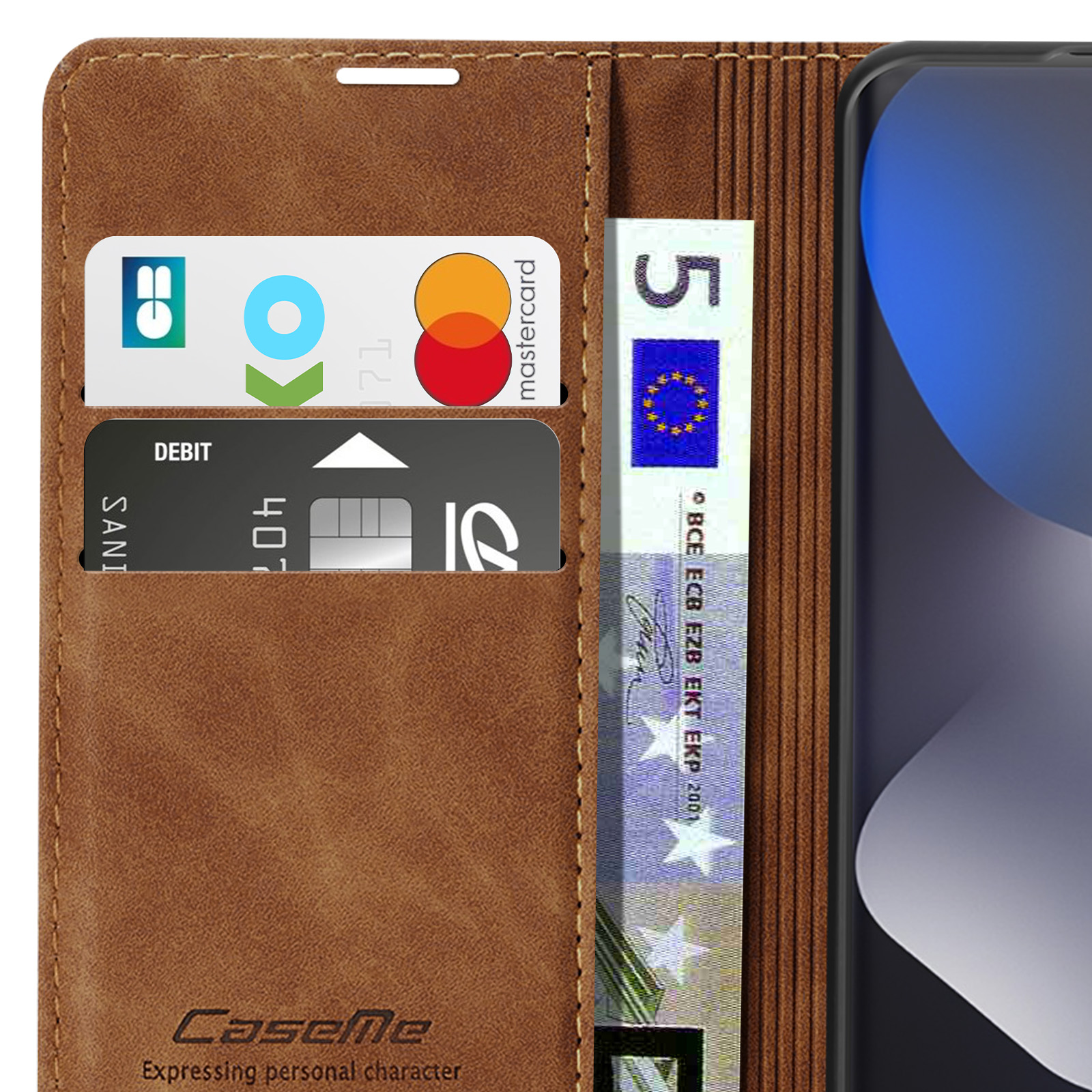Un portafoglio marrone con carte e una banconota da 5 euro.