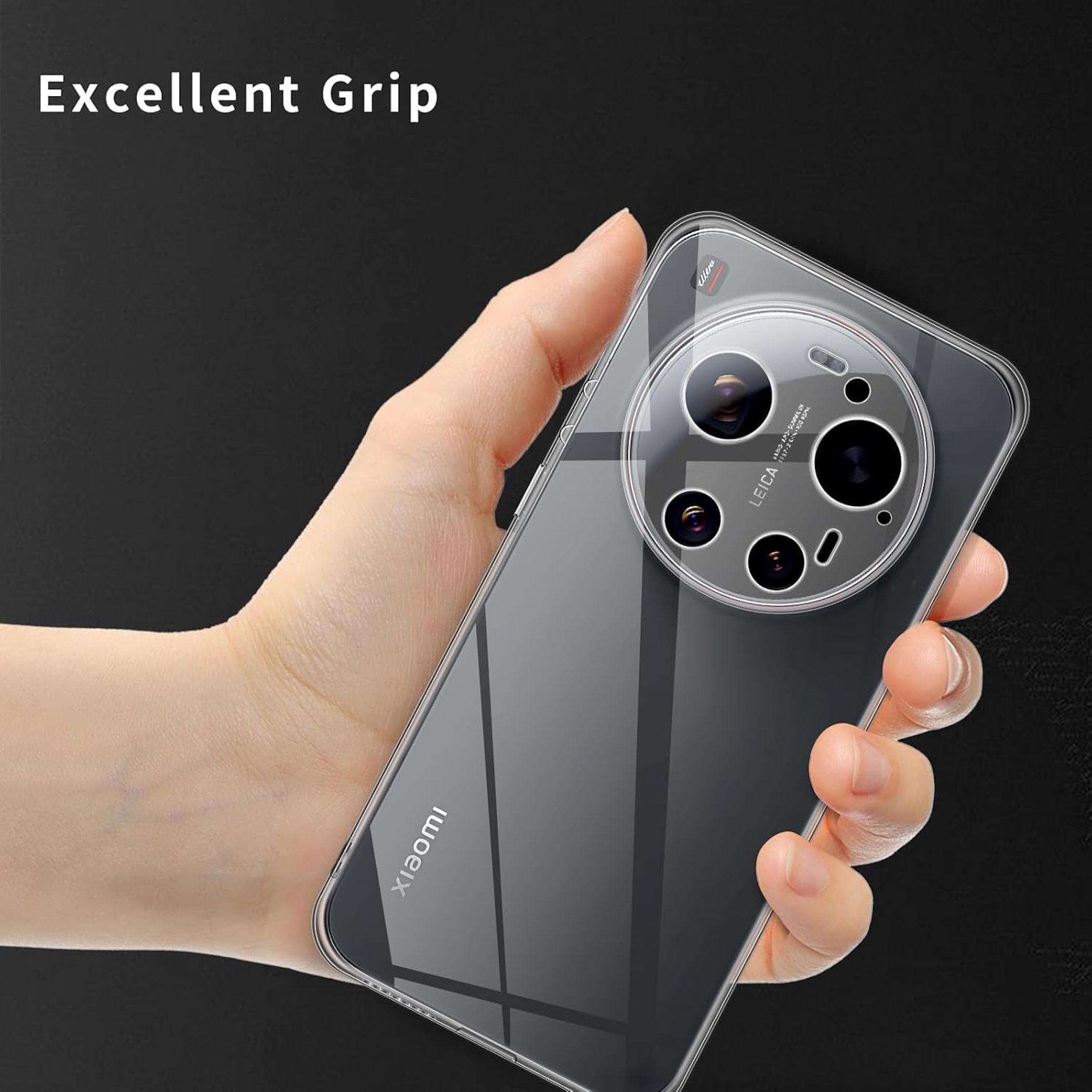 Eine Hand hält ein transparentes Handy mit großer Kameralinse auf schwarzem Hintergrund.