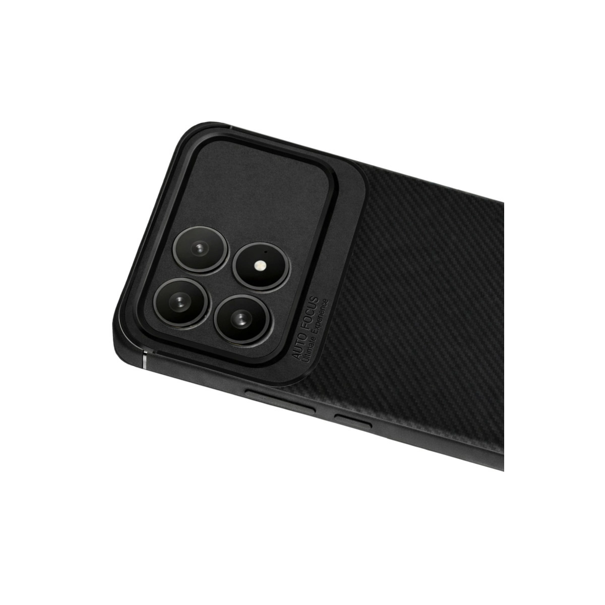 Arkası karbon fiber dokulu, dört kameralı siyah akıllı telefon.