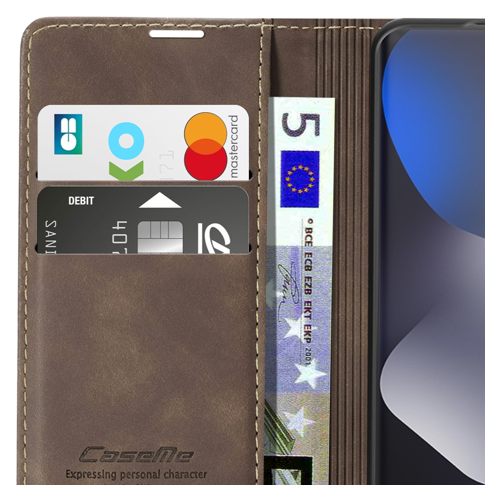 Un portafoglio marrone espone carte di credito e una banconota da 5 euro.