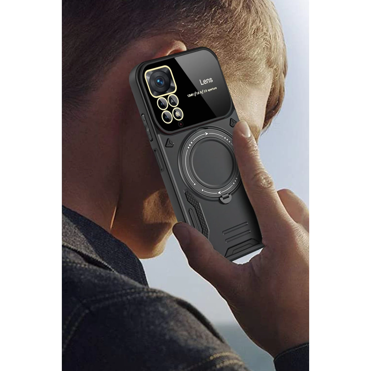 Siyah telefon kılıfı tutan adam.