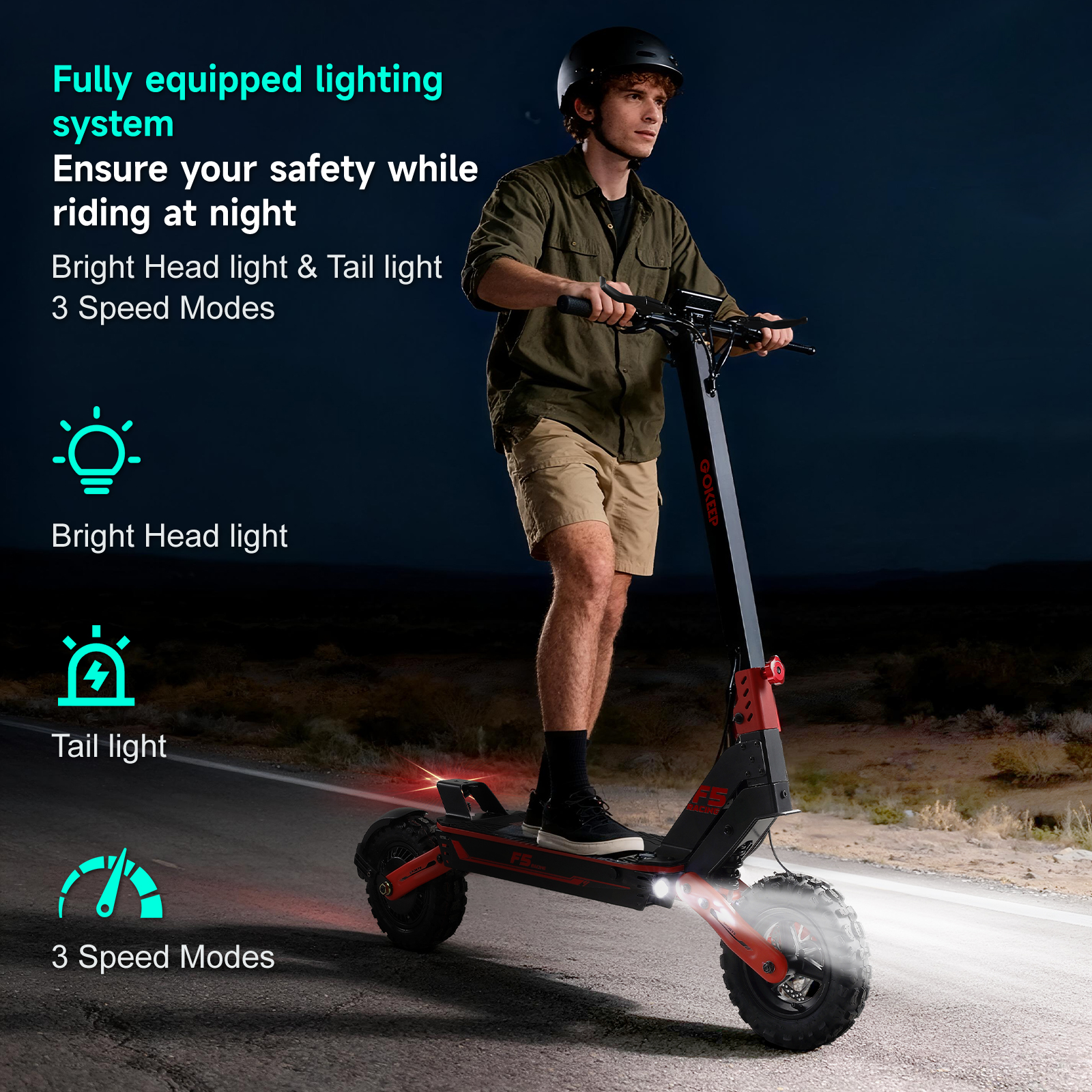Ein Mann fährt einen schwarzen und roten Elektroroller bei Nacht. Die Lichter sind an.