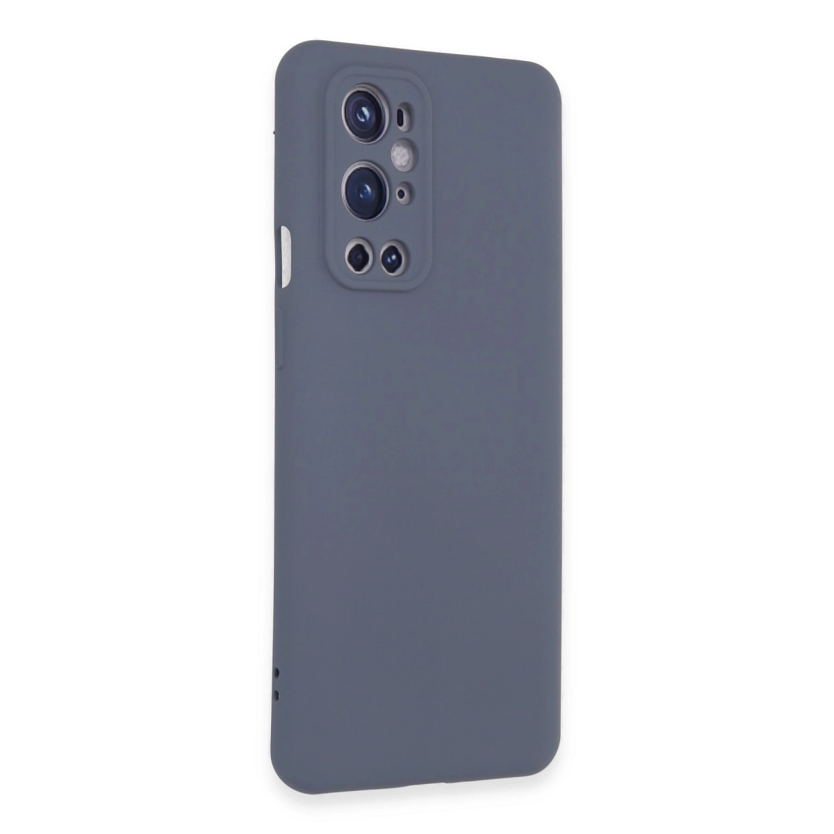 Beyaz arka plan üzerinde üçlü kamera kesimli gri telefon kılıfı.