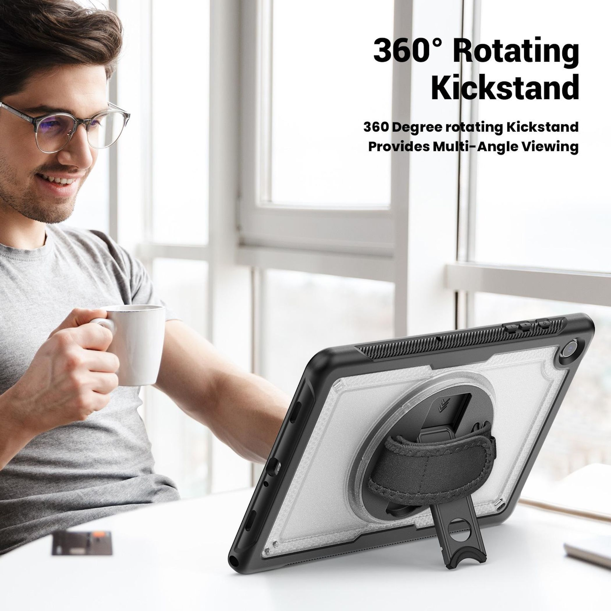 Mann mit Brille hält Tasse. Tablet mit drehbarem Ständer.