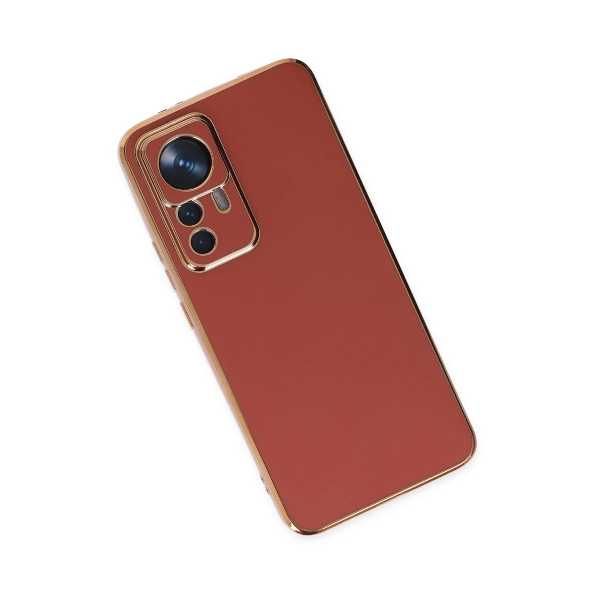 Altın kenarlı ve kamera modüllü kırmızı telefon kılıfı.