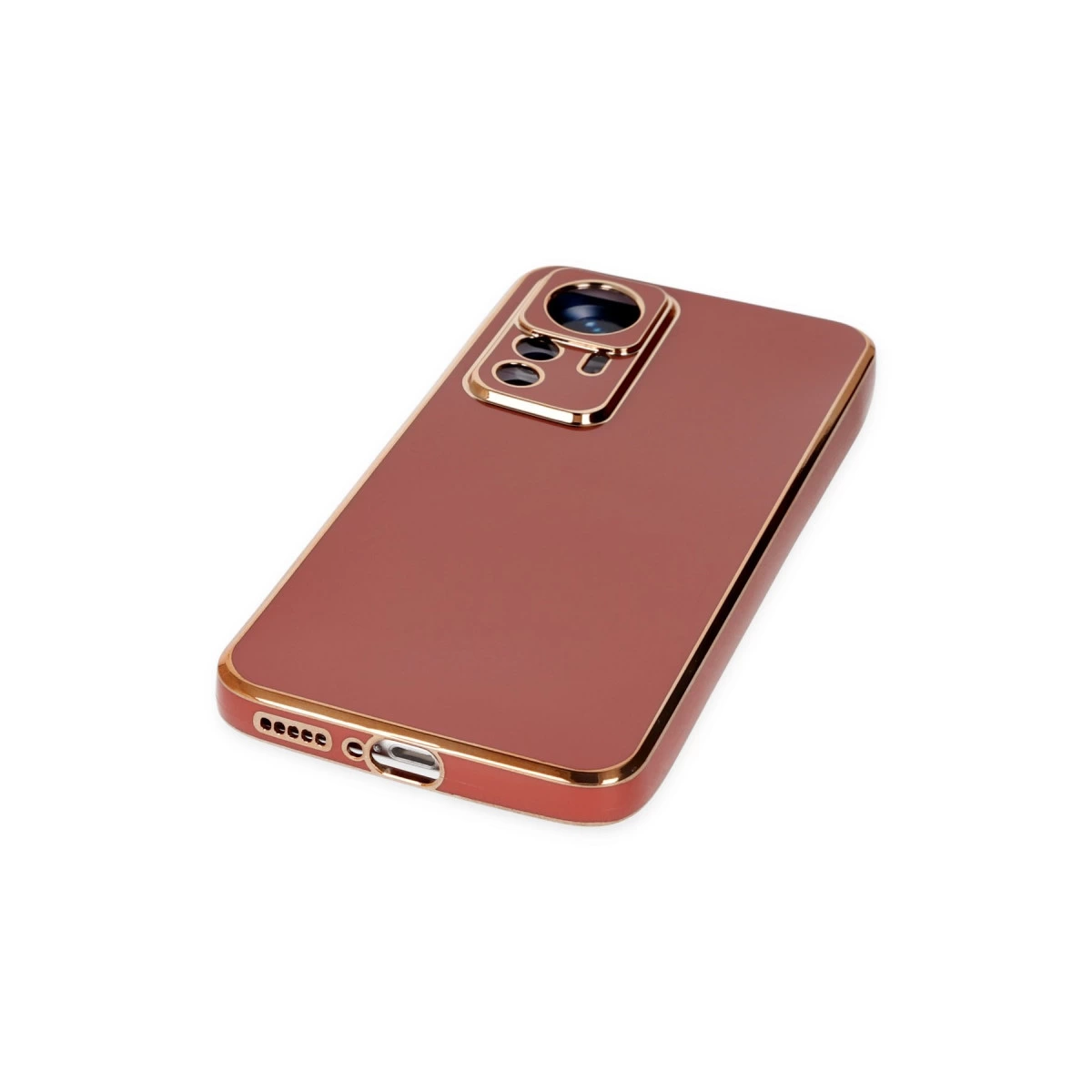 Beyaz arka plan üzerinde kamera modülüne sahip pembe altın telefon kılıfı.