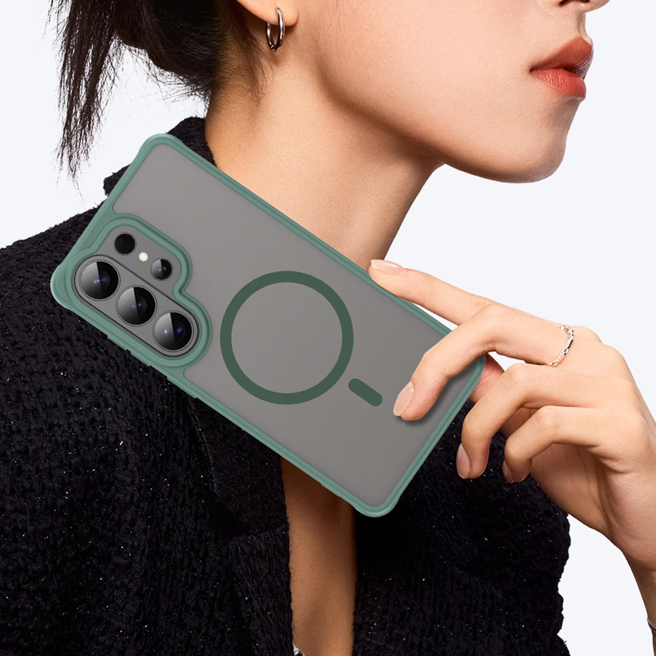 Una mujer sostiene una funda de teléfono con cámaras y anillo magnético.