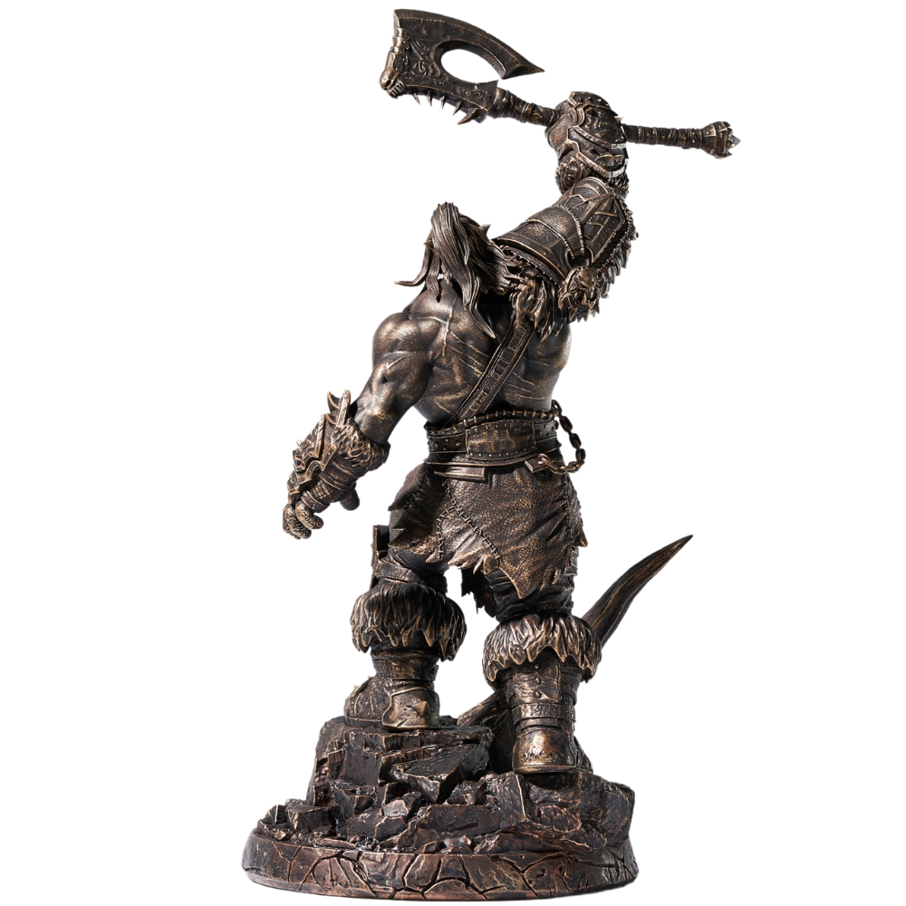 Eine bronzefarbene Figur eines muskulösen Kriegers mit Axt, auf Felsen stehend.