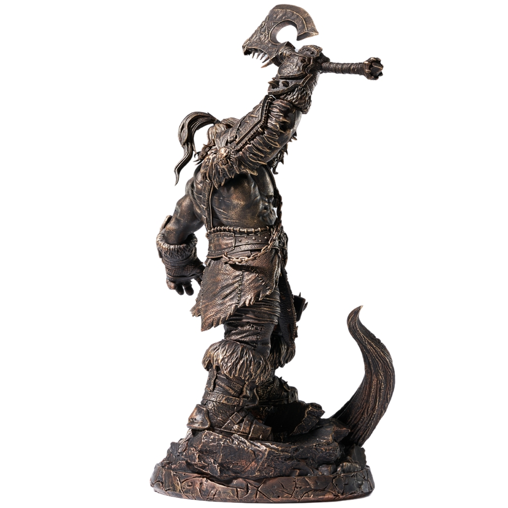 Bronzefigur eines Kriegers mit Axt und Fellkleidung auf felsigem Sockel.