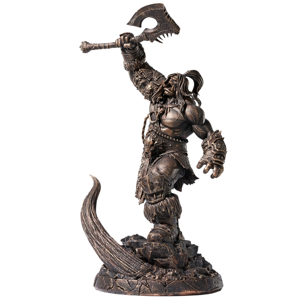 Eine bronzefarbene Figur eines Orks mit Axt auf felsigem Sockel.