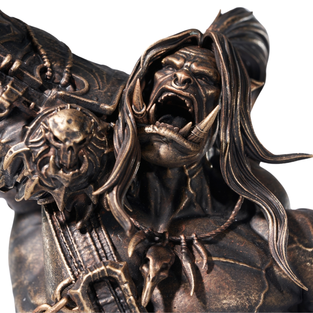 Bronze-Figur eines wütenden Orcs mit langen Haaren und einem Totenkopf-Amulett.