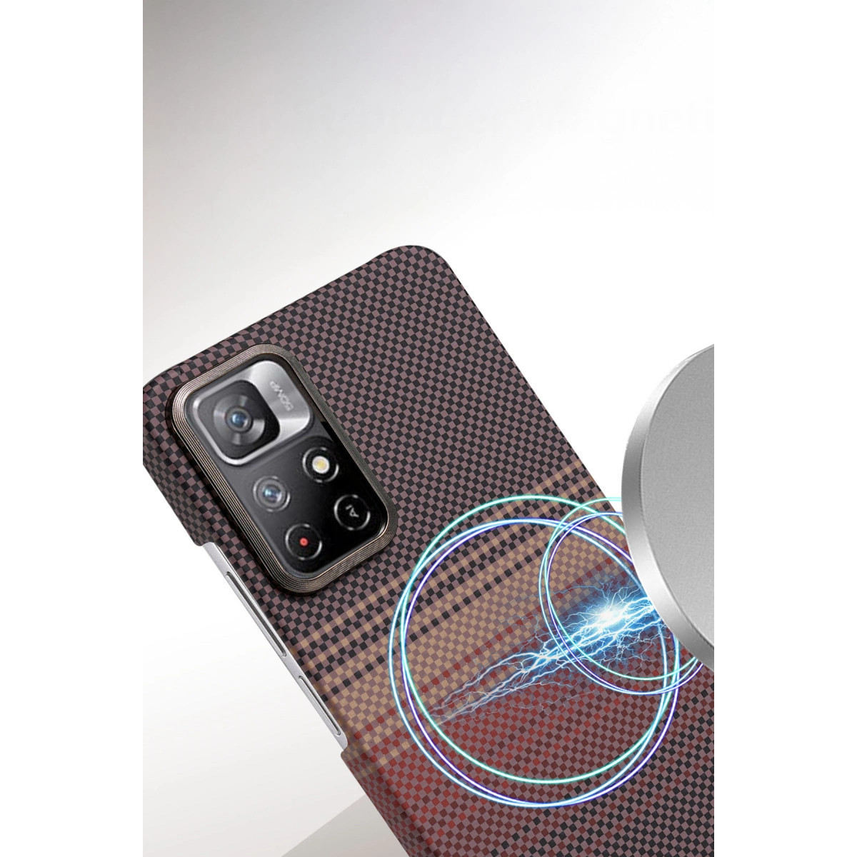 Kareli desenli telefon kılıfı, kamera modülü ve parlayan enerji halkaları.
