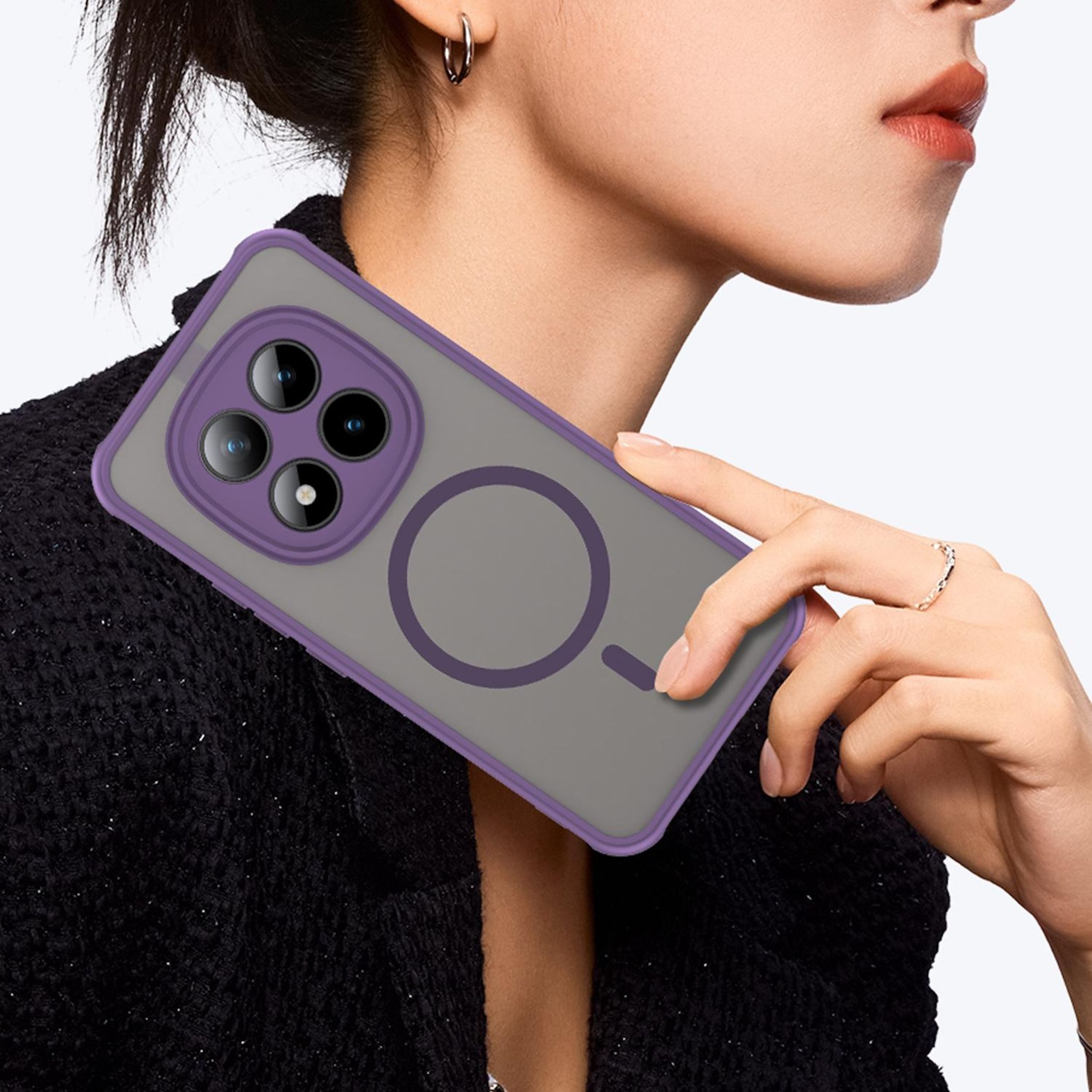 Eine Person hält ein graues Handy mit violetter Umrandung und Kameraabdeckung.