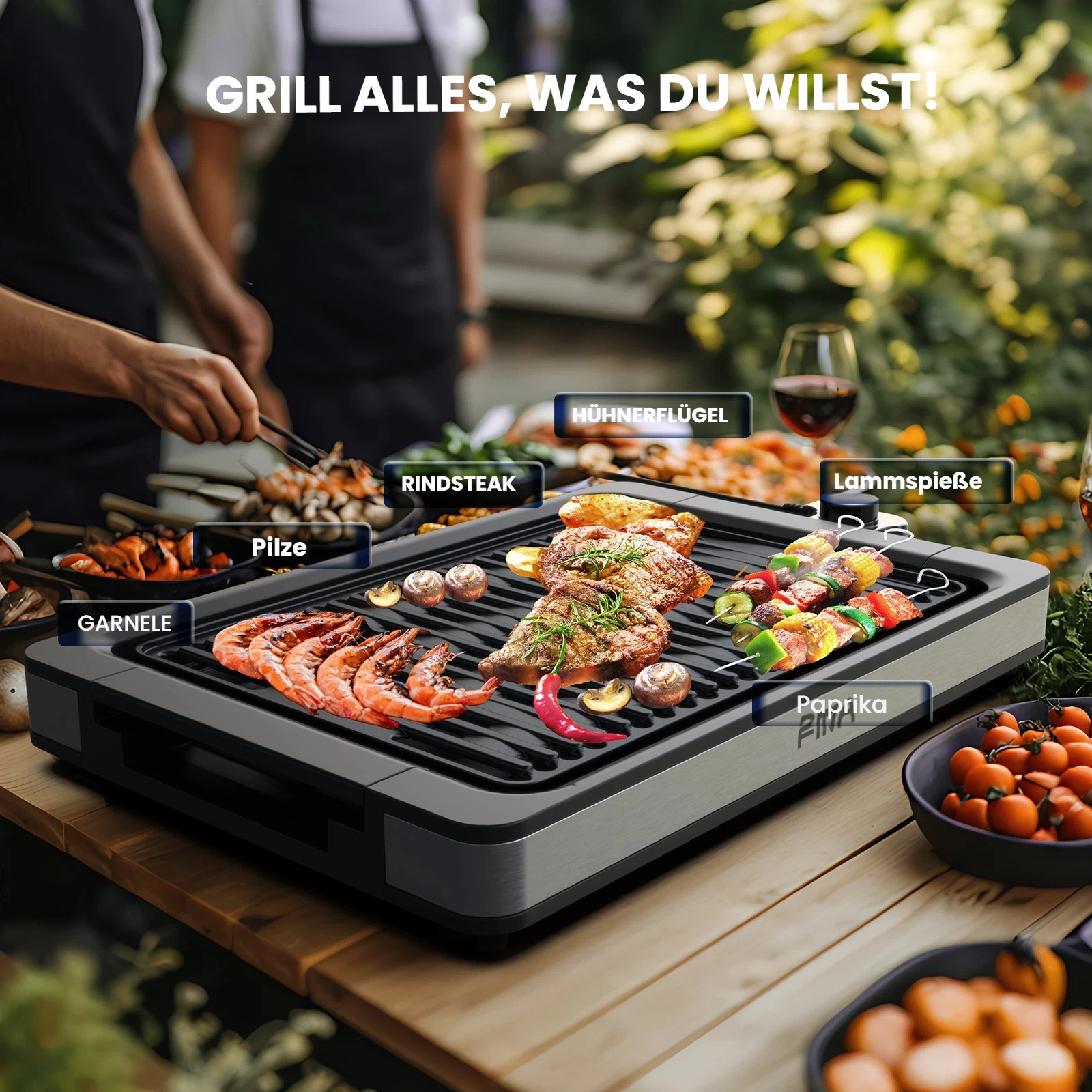 Grill mit Garnelen, Rindsteak, Hühnerflügeln, Lammspießen und Pilzen.