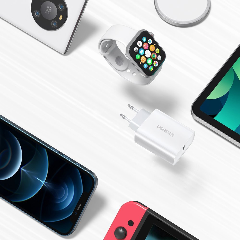 Biały smartwatch, ładowarka, smartfon, tablet i konsola do gier na białym tle.