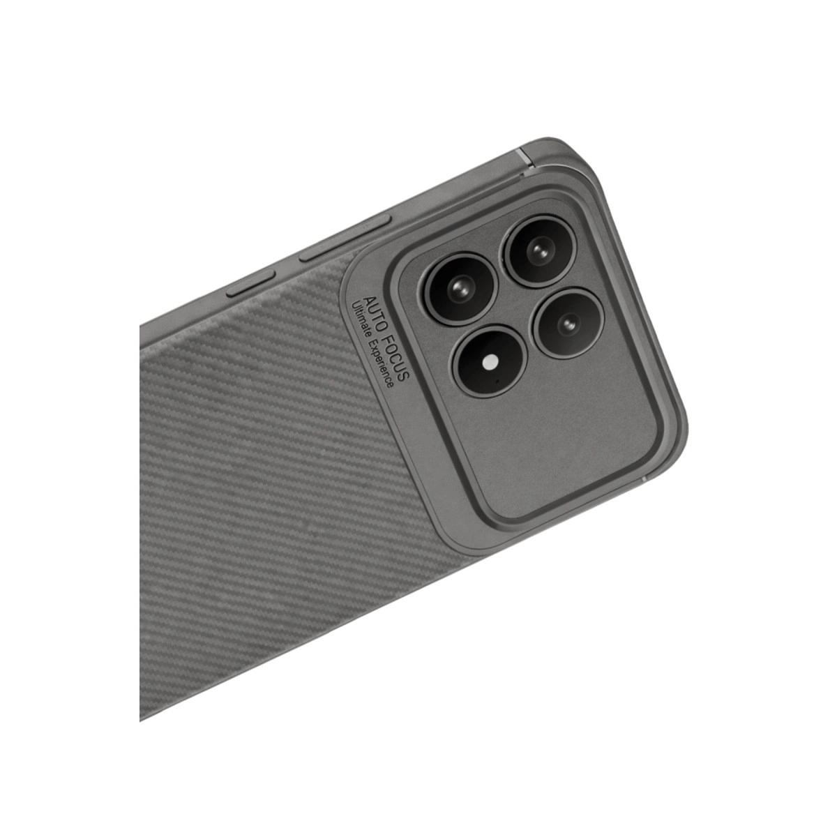 Karbon dokulu gri telefon kılıfı ve üçlü kamera kesimi.
