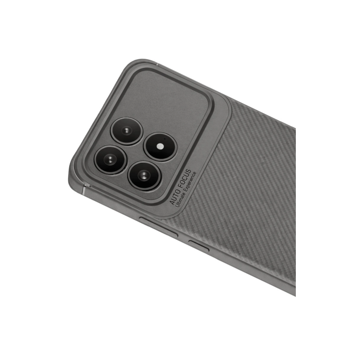 Karbon fiber dokulu gri telefon kılıfı ve dört arka kamera lensi.