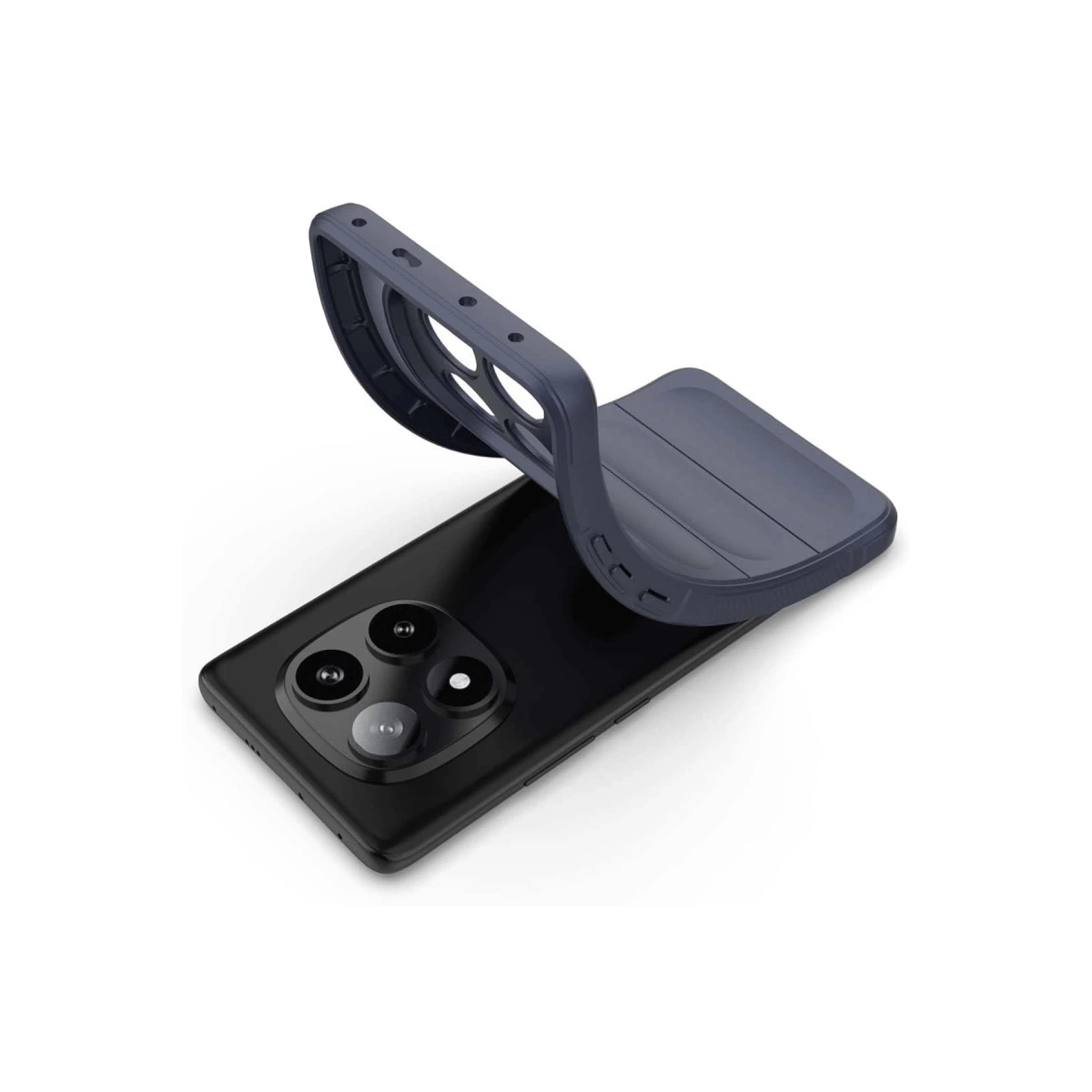 Koyu gri telefon kılıfı, üç kameralı siyah bir akıllı telefonun üzerine yerleştiriliyor.