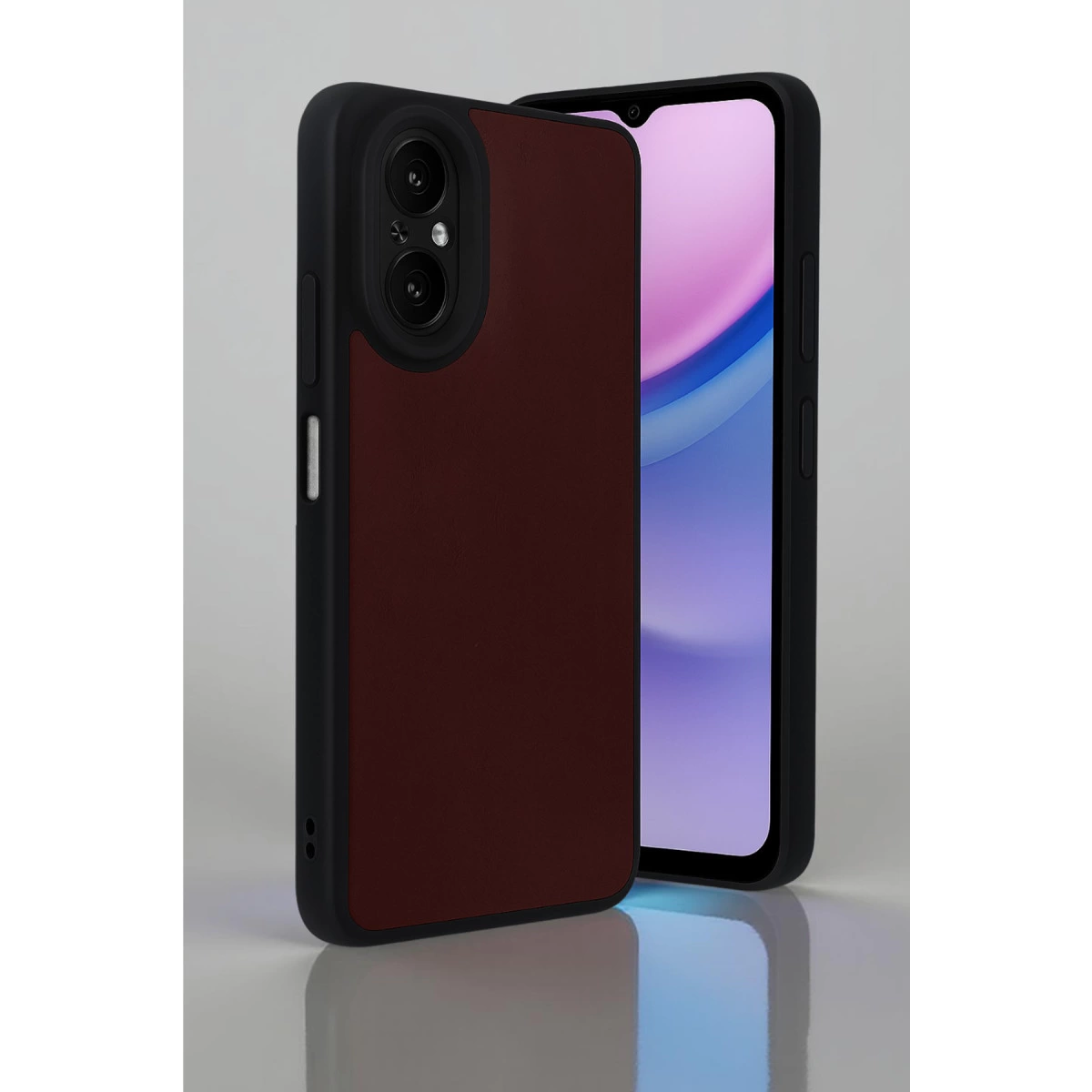 Mor ekranlı bir akıllı telefonun yanında koyu kırmızı telefon kılıfı.
