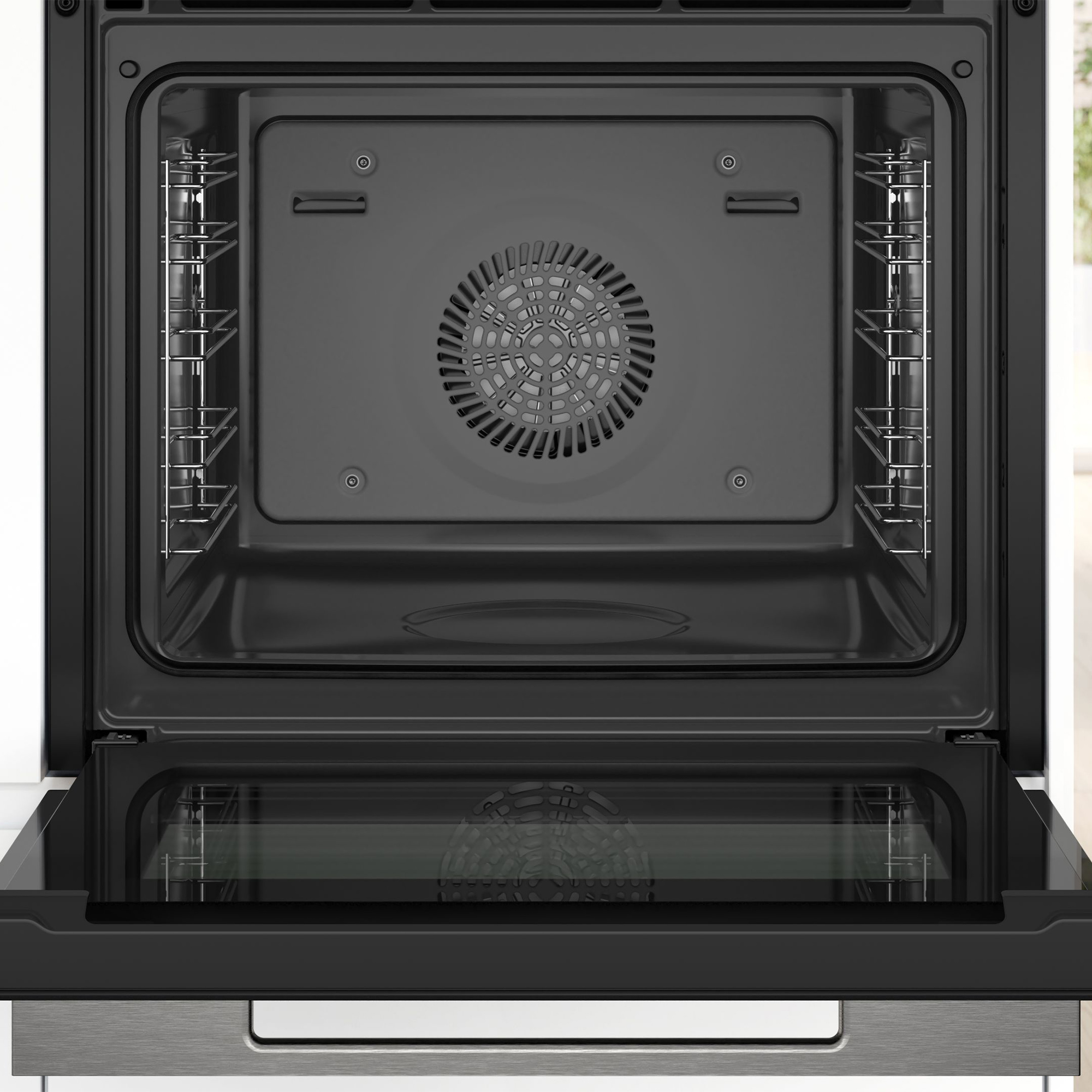 Ein offener Backofen mit silbernen Racks und einem Lüftergitter.