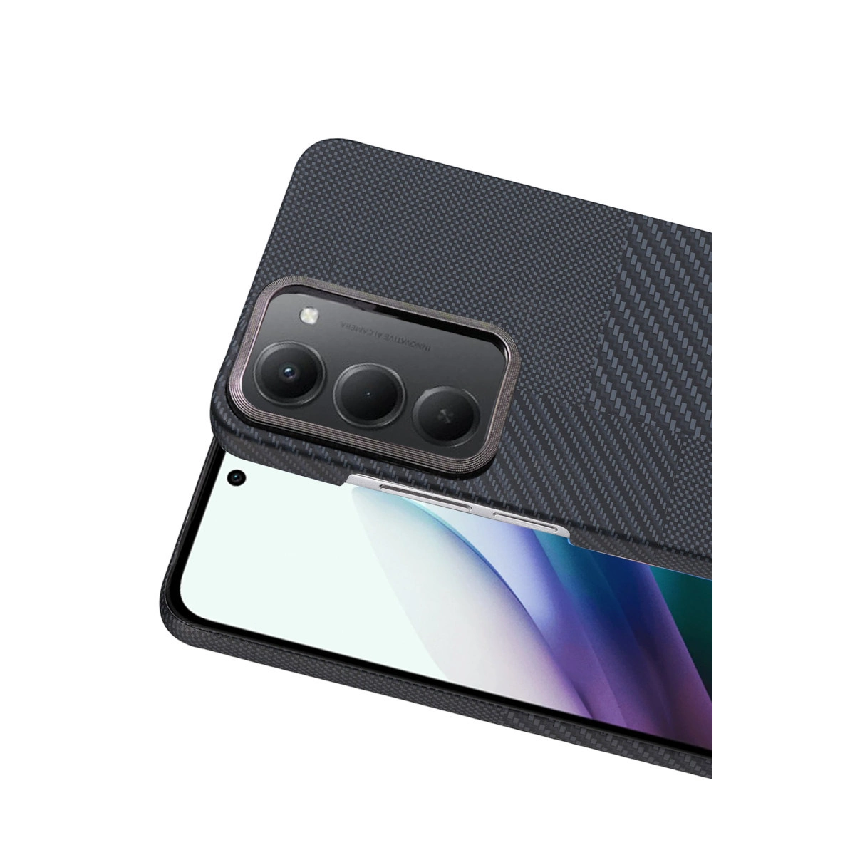 Karbon desenli kılıflı koyu gri telefon, üç kamera ve parlak ekran.
