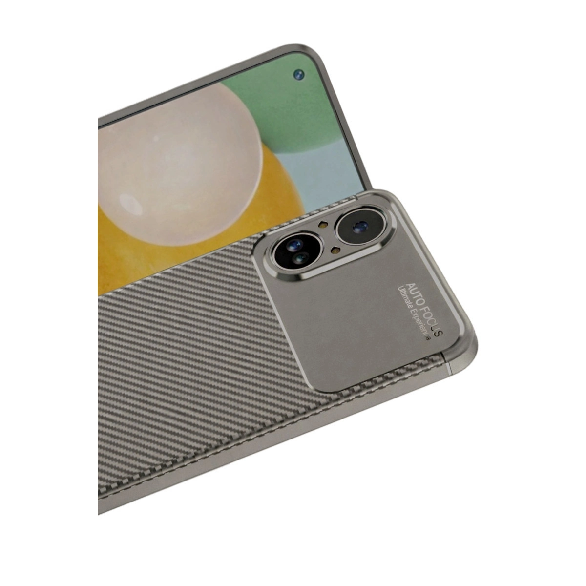 Karbon desenli gri telefon kılıfı ve iki kamera lensi.