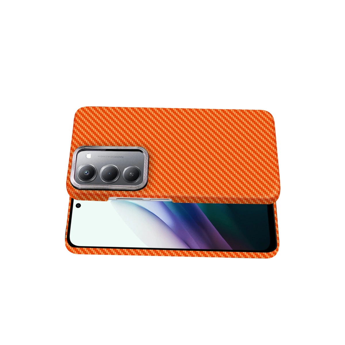 Turuncu karbon fiber desenli telefon kılıfı, üç kameralı bir akıllı telefonun üzerinde.
