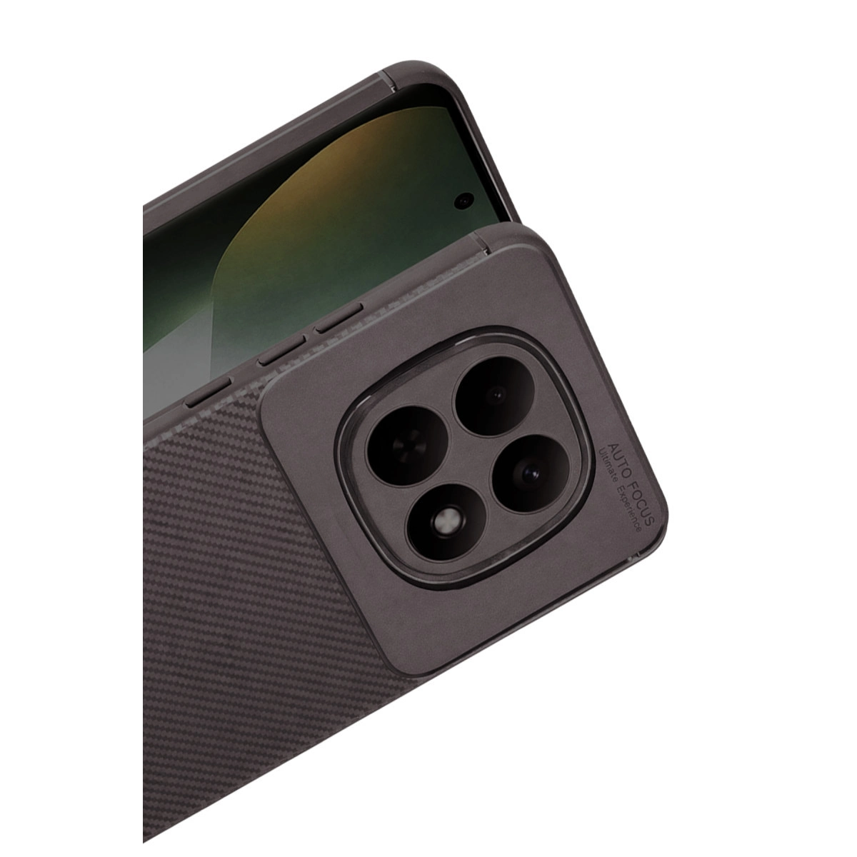 Karbon fiber dokulu, dörtlü kamera açıklıklı koyu gri telefon kılıfı.