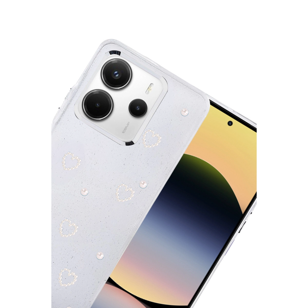 Kalp ve incili beyaz telefon kılıfı. Arkada üçlü kamera.