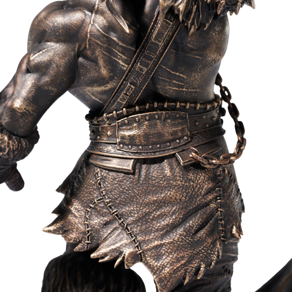 Detailaufnahme einer bronzefarbenen Statue eines muskulösen Kriegers mit Rüstung und Kette.