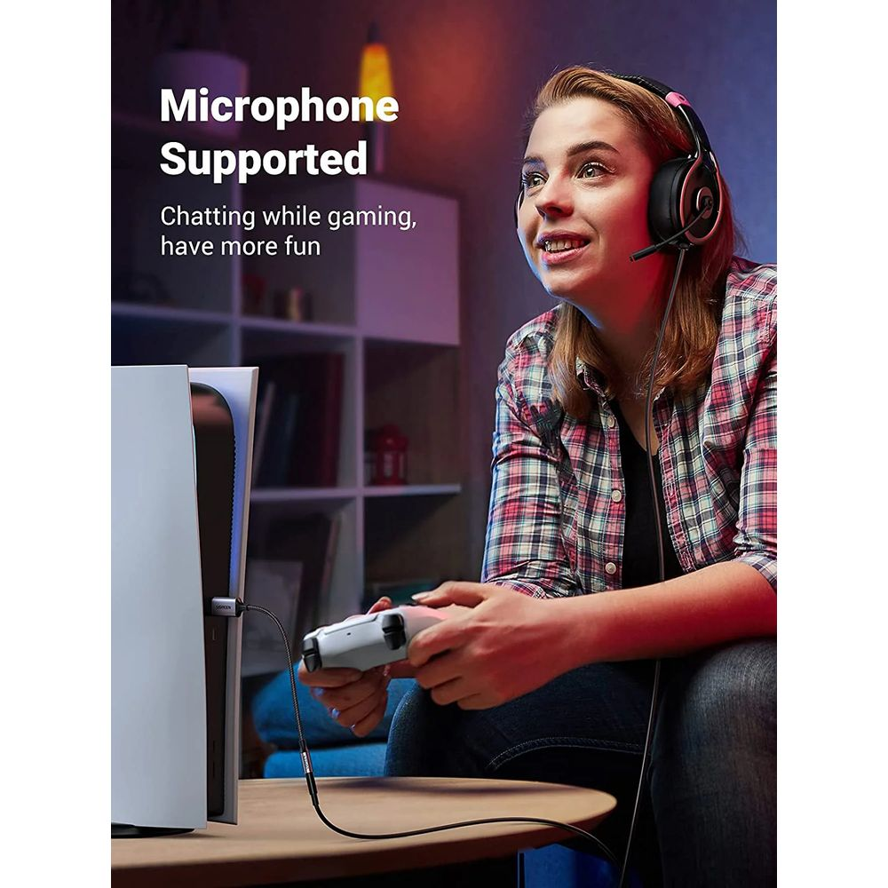 Młoda kobieta w słuchawkach gra w grę wideo na konsoli. Kabel podłączony.